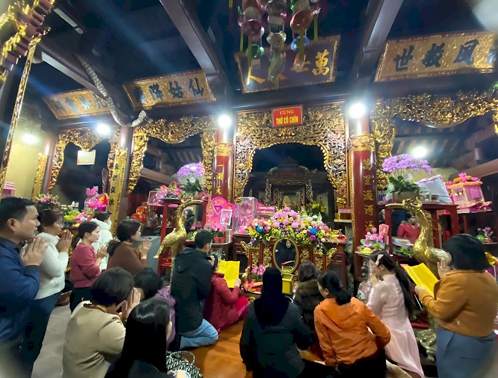Người dân thành tâm dâng lễ